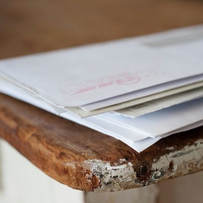geöffnete Briefumschläge auf Holztisch