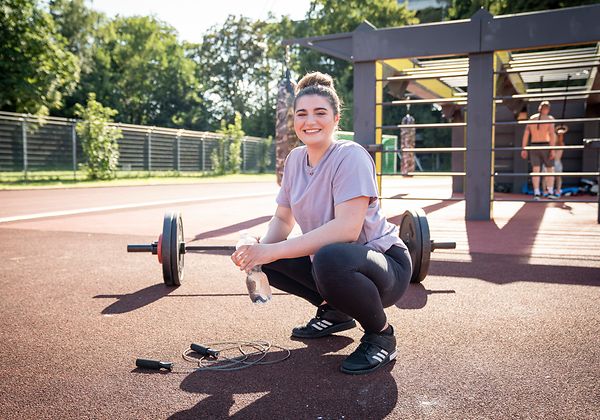 Ergänzend zum Krafttraining geht die 22-jährige Rita regelmäßig in der Natur spazieren, und schafft damit das perfekte Gleichgewicht zwischen dem Stemmen der Hanteln und dem Low Impact Cardio Training.