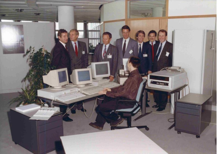 Neue Technik, alter Dresscode: 1989 präsentieren der damalige stellvertretende Geschäftsführer Klaus-Uwe Stark und einige TK-Mitarbeiter ein neues IT-System. 