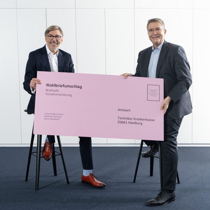 Jörg Ide und Thomas Ballast halten einen großen Sozial-Umschlag in den Händen