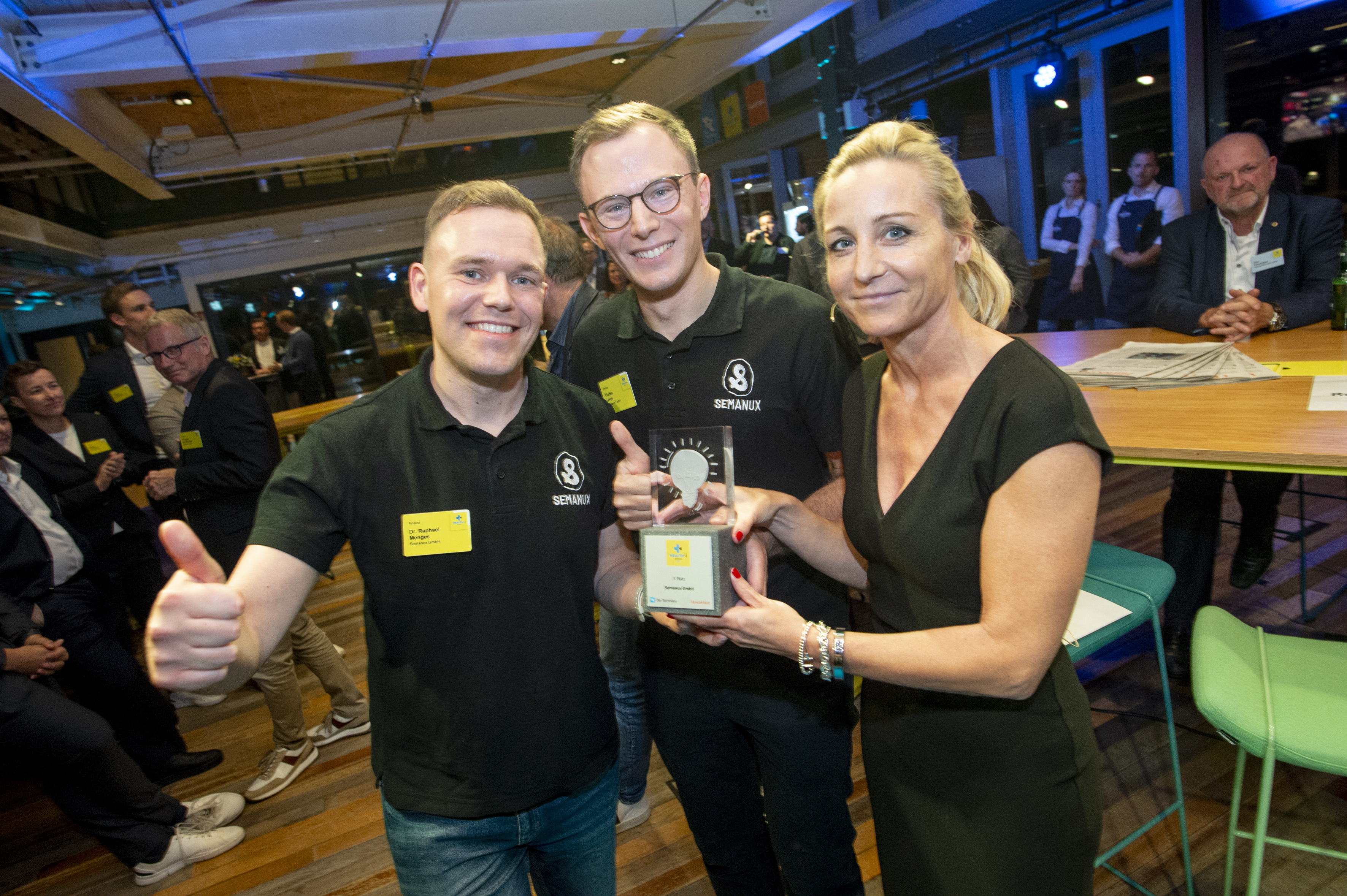 Das Startup Semanux belegte Platz 3 und freute sich gemeinsam mit Jurymitglied Vanessa Schmoranzer, Foto: Marc-Steffen Unger
