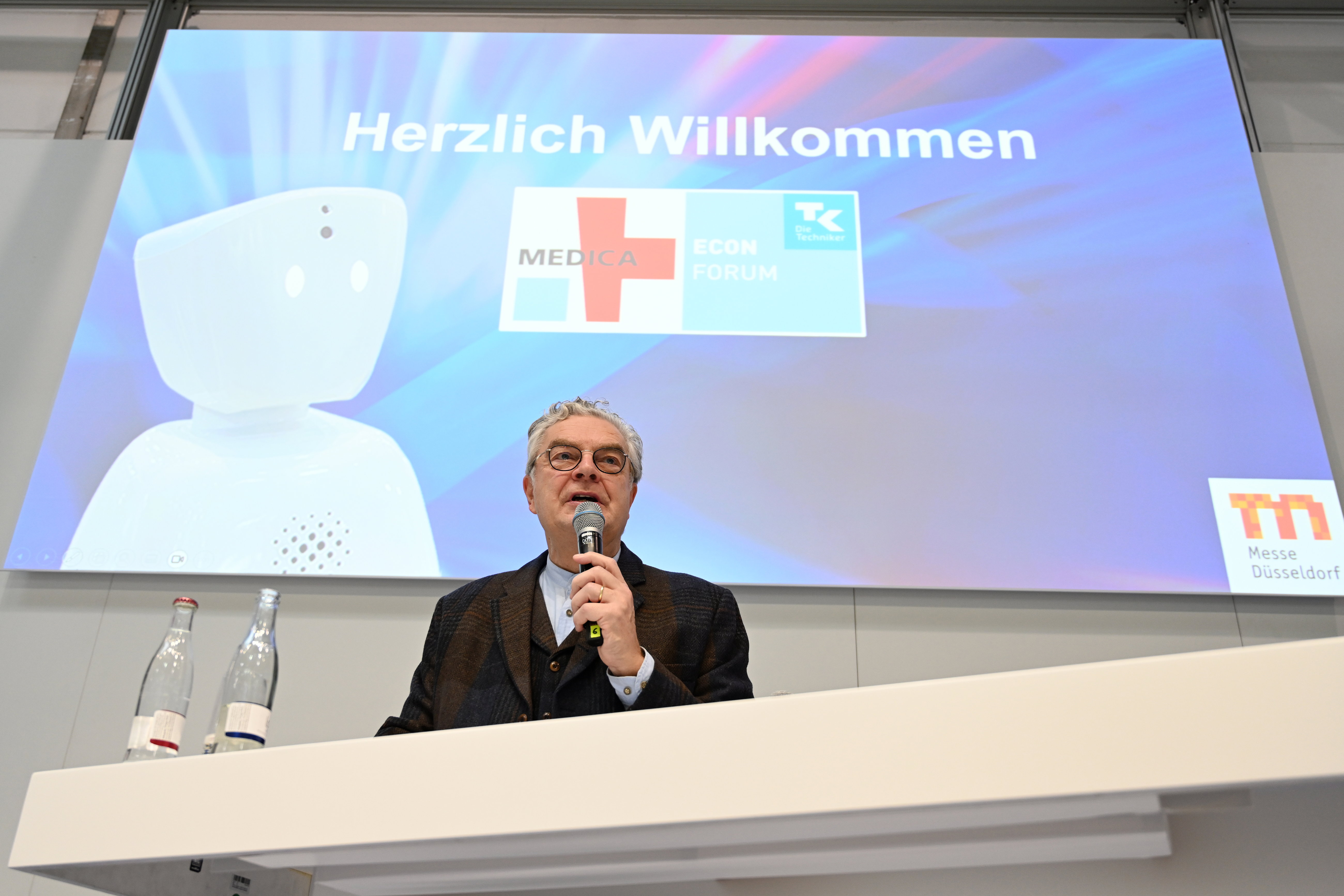 Jürgen Zurheide führte in gewohnter Manier durch die Panels auf dem #MedicaEconForum 2023.