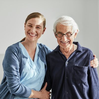 Pflegerin und lächelnder Senior