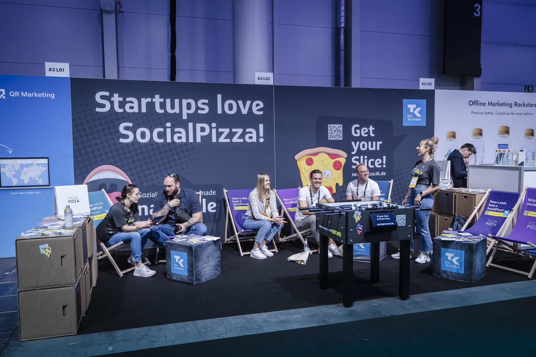 Die TK-Berater:innen von SocialPizza standen Gründerinnen und Gründern in der Startup-Halle für Fragen zur Seite. Foto: Nele Martensen.
