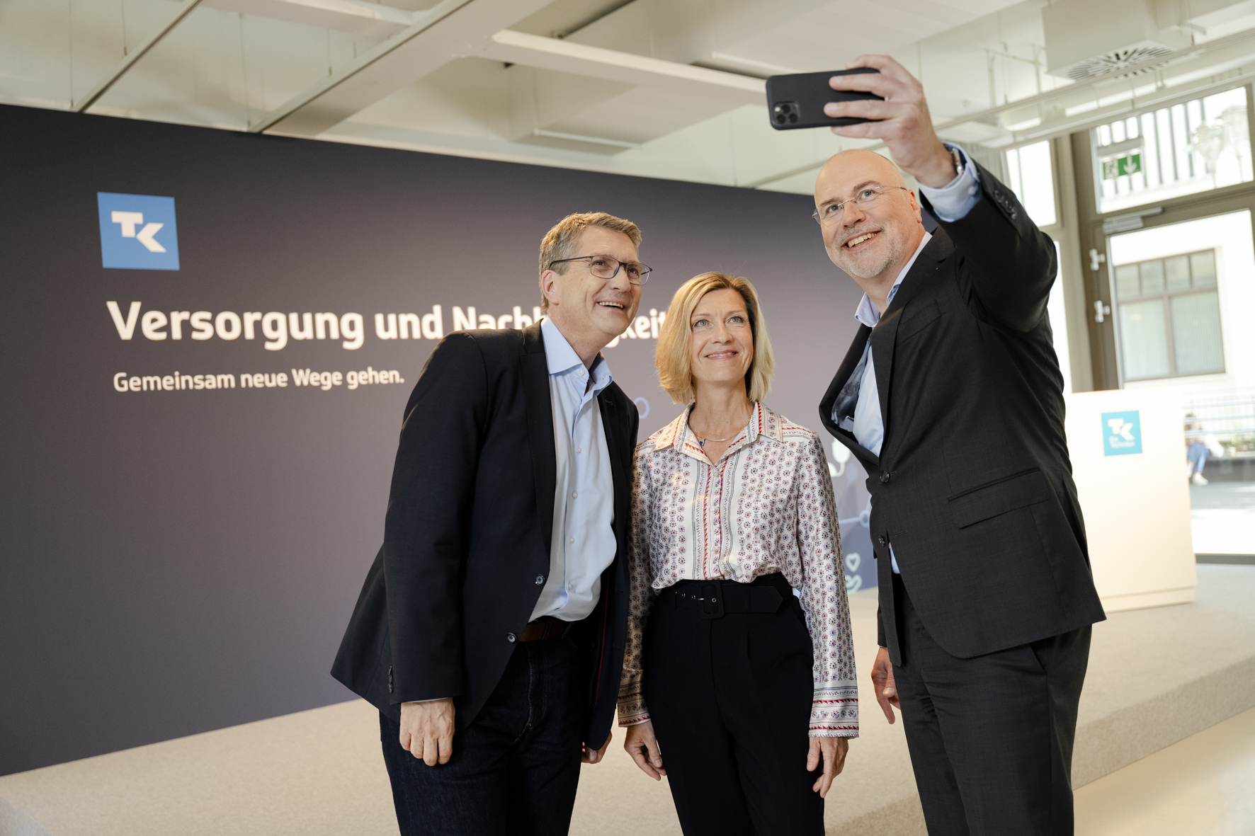 Gute Laune beim Selfie vor dem gemeinsamen Auftritt: Thomas Ballast (TK), Anne Klemm (BKK-DV) und Johannes Bauernfeind (AOK BW)(v.l.n.r.).