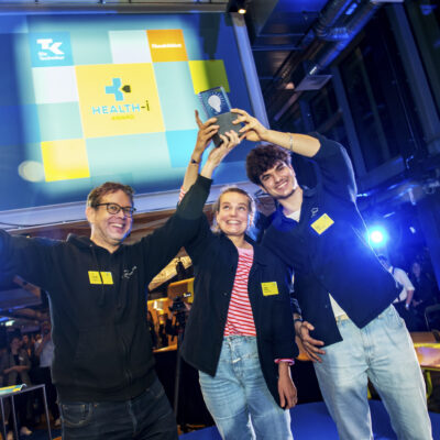 Auszeichnung Platz 1 Gewinner: DiaMonTech AG (D-Pocket) Thorsten Lubinski, CEO & Co-Founder Catalina Plesmann, Head of Marketing Nathan Quelle, Intern Business Development - Health-i Award 2024 in Hamburg am 10.10.2024 (Foto: Marc-Steffen Unger)