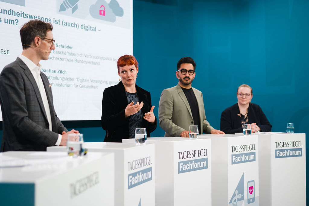 Sebastian Zilch, Michaela Schröder, Dr. Nibras Naami und Dr. Theresa Schröder (v.l.) sprachen über die Umsetzung der Digitalprojekte. Foto: Lena Ganssmann/Verlag Der Tagesspiegel