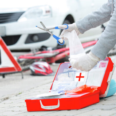 Notfallsanitäter:in vor Unfallort