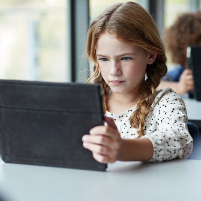 Medienkompetenz: Schülerin am Tablet
