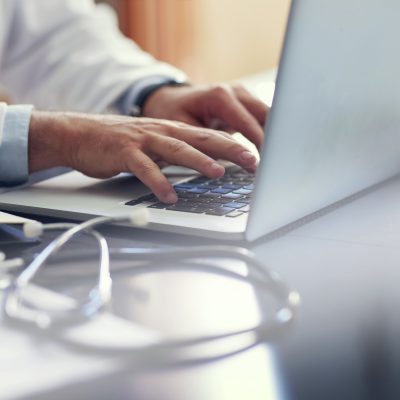 Arzt am Laptop