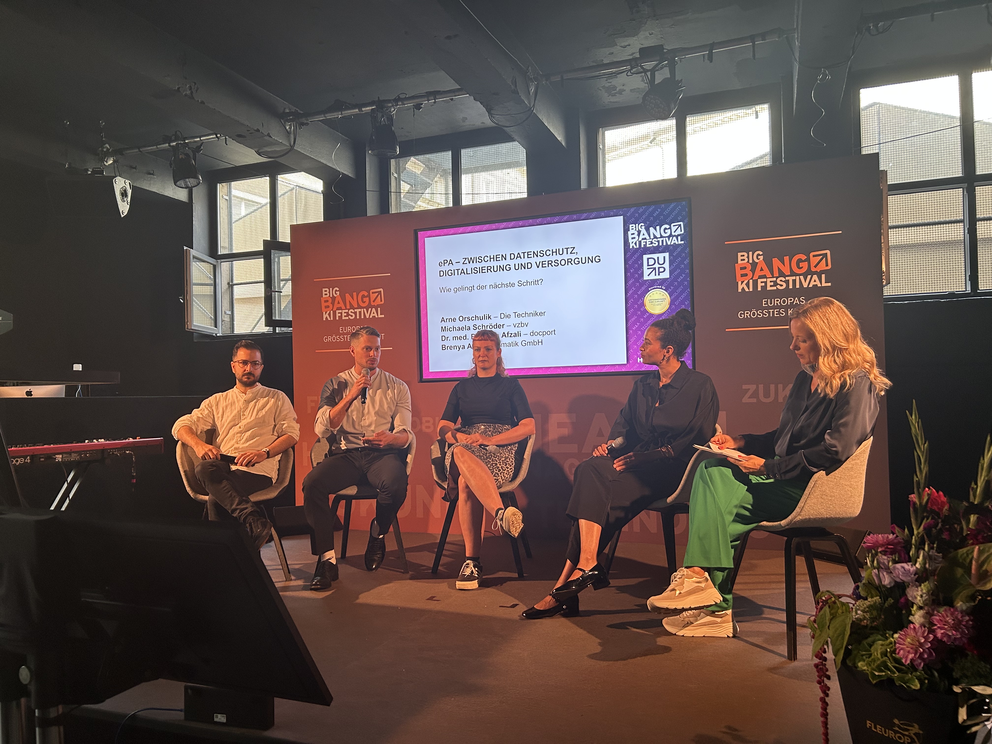 Und sonst so beim Big Bang KI Festival? Arne Orschulik aus dem ePA-Team der TK (2. v.l.) diskutierte mit Hausarzt Dr. Bahman Afzali, Michaela Schröder (vzbv) und Brenya Adjei (gematik) über die ePA (v.l.n.r.).