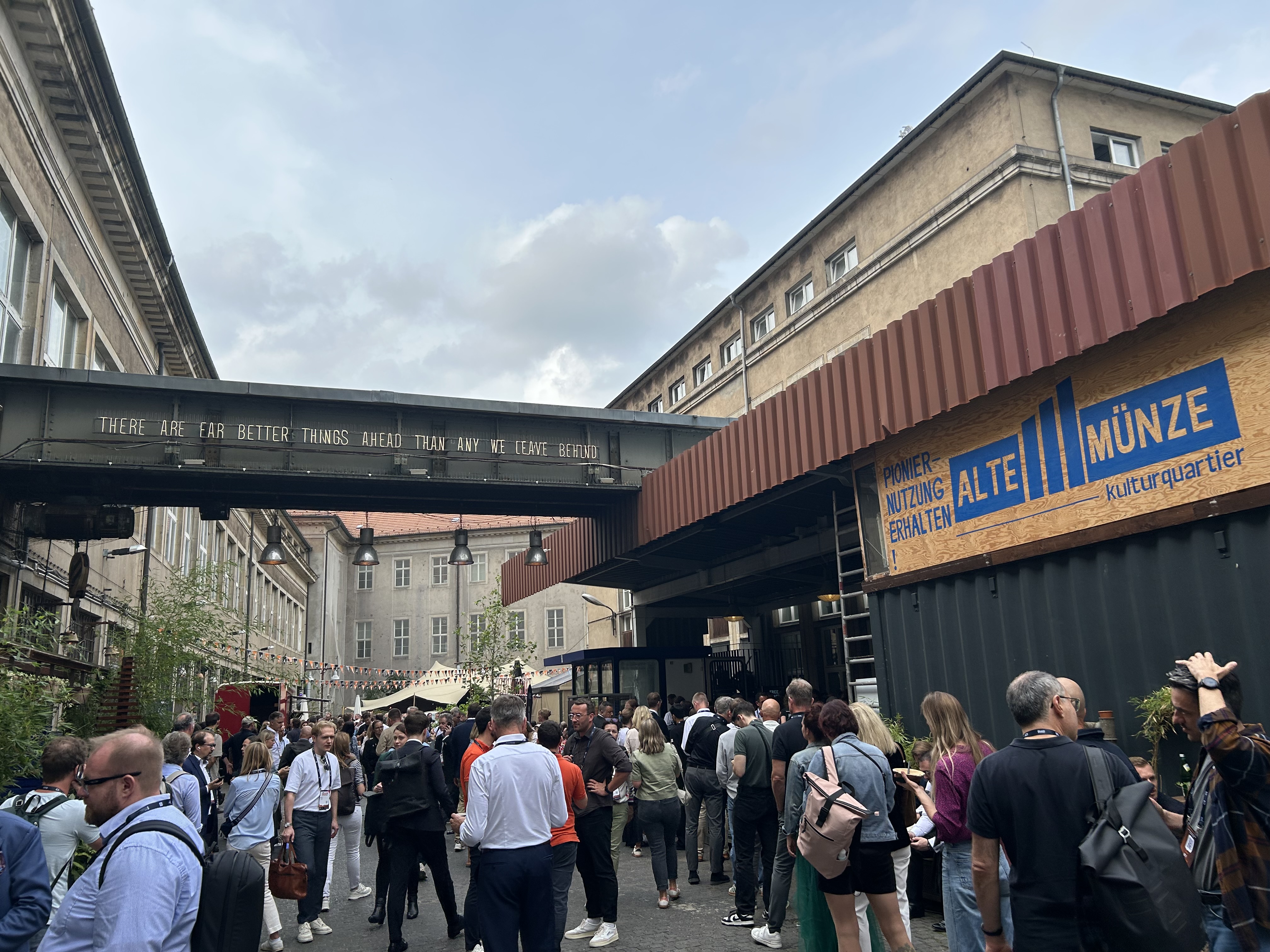 Die alte Münze in Berlin bot einen Kontrast zu den Zukunftsthemen auf den Bühnen.