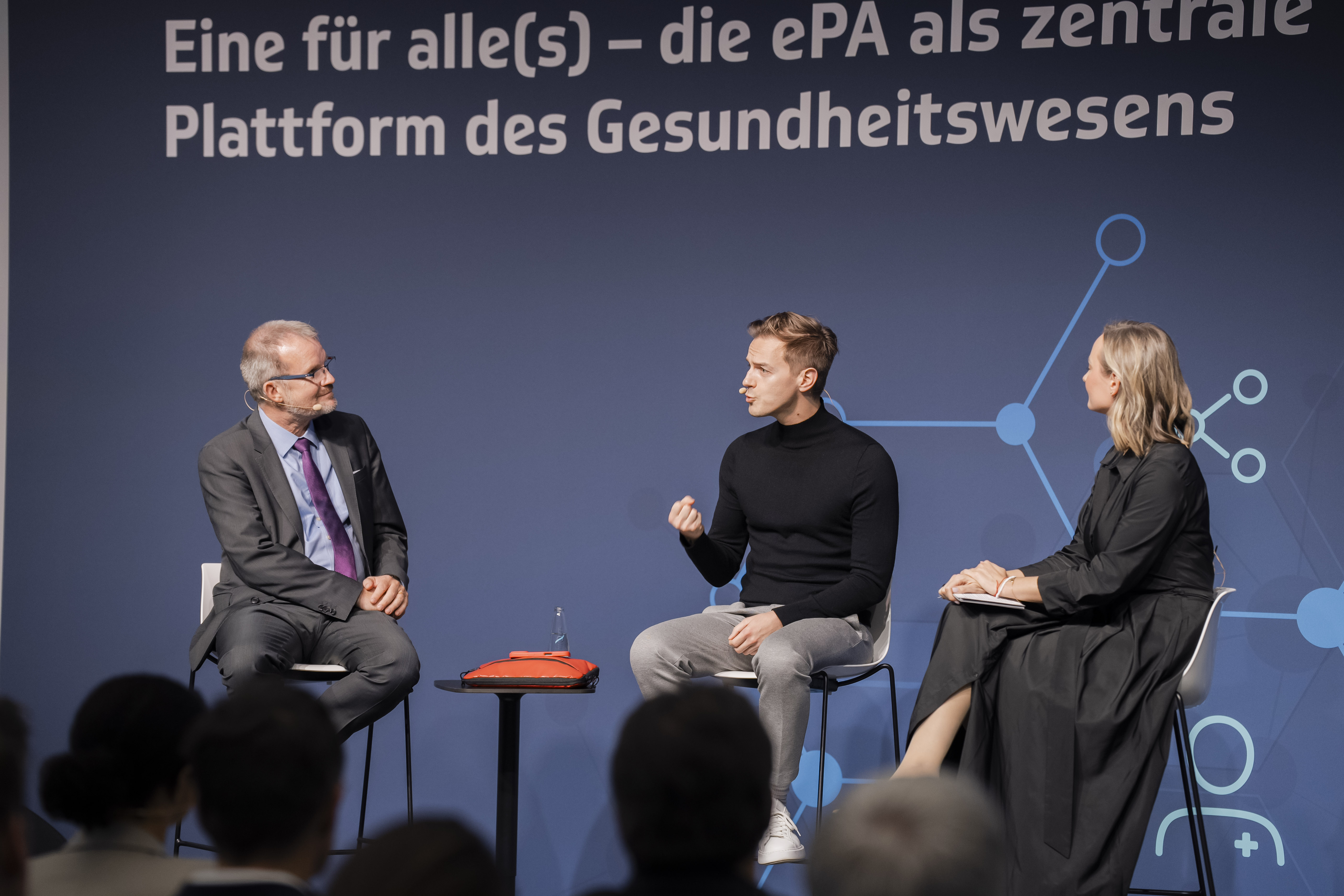 Dr. Jens Baas im Gespräch mit Matthias Mieves, MdB und Moderatorin Luisa Wasilewski.