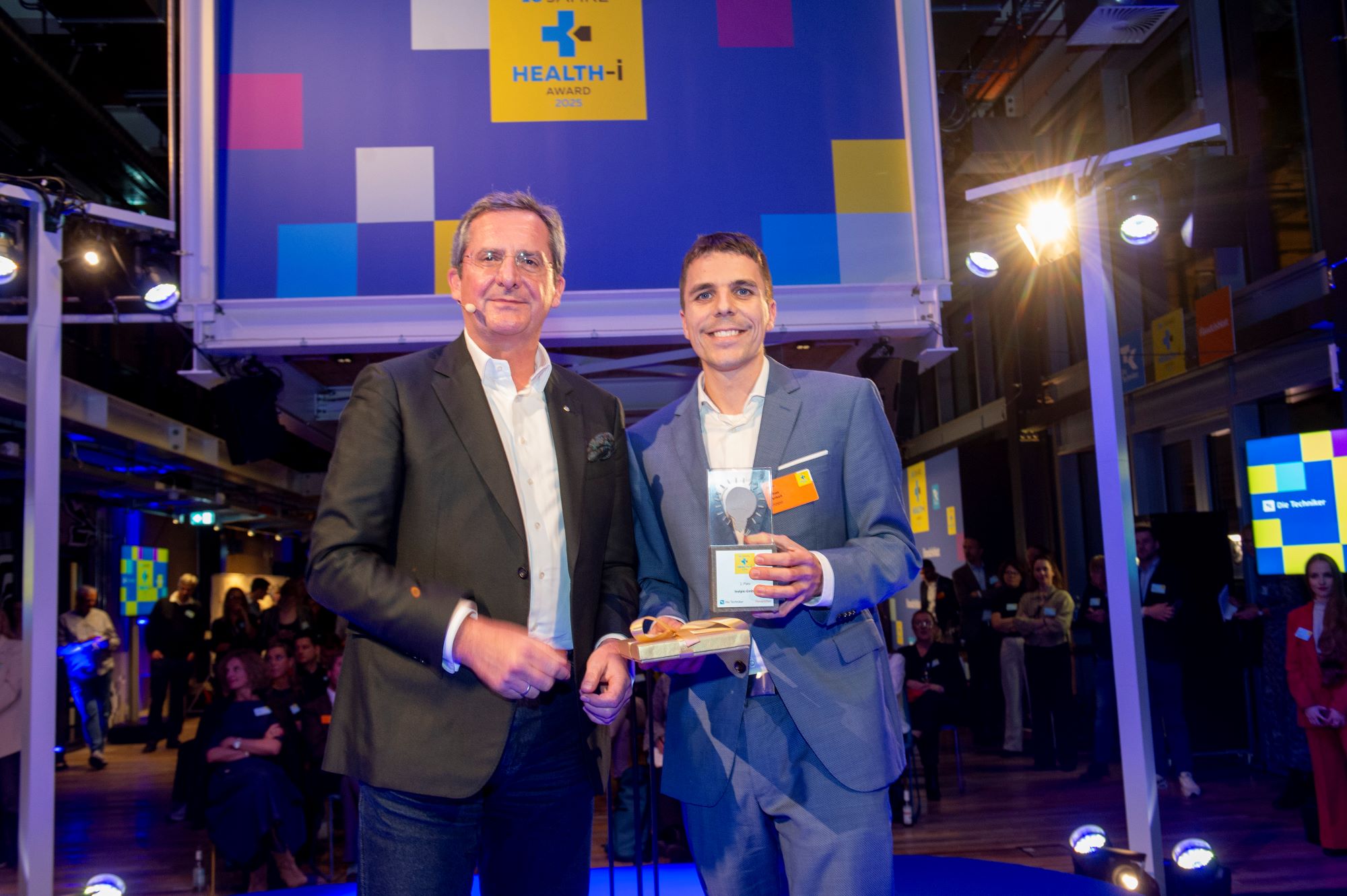 Tobias Pankert (rechts), KI-Chef von Inzipio, nimmt stolz den zweiten Preis entgegen – hier mit Laudator und Jurymitglied Michael Byczkowski von SAP. 