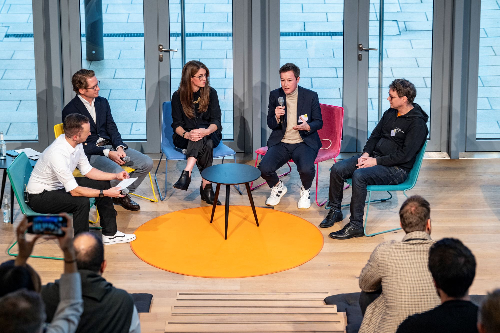Inspiration-Talk zum Thema Visionen für die Zukunft mit Moderator Matthias Rutkowski, Steffen Ganders von German Bionic, Prof. Dr. Ariel Stern vom Hasso-Plattner-Institut, Kerstin von Diemar, Geschäftsführerin von cureVision und health-i Gewinnerin 2023 sowie Thorsten Lubinski, Co-Founder von DiaMonTech AG (von links nach rechts) 
