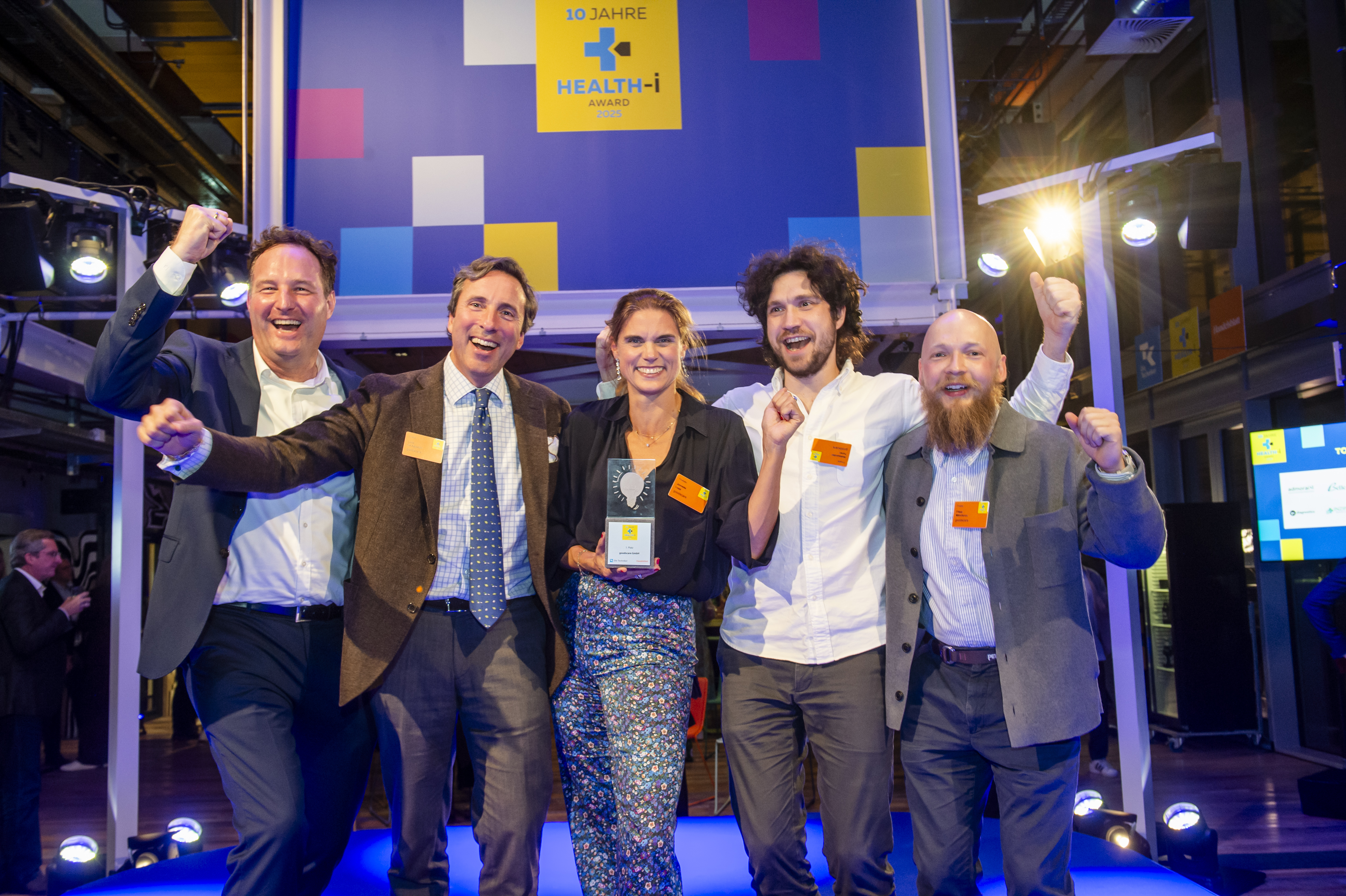 Den 1. Platz sichert sich das Team von goodscare um Gründerin Janneke Lupp (Mitte). 