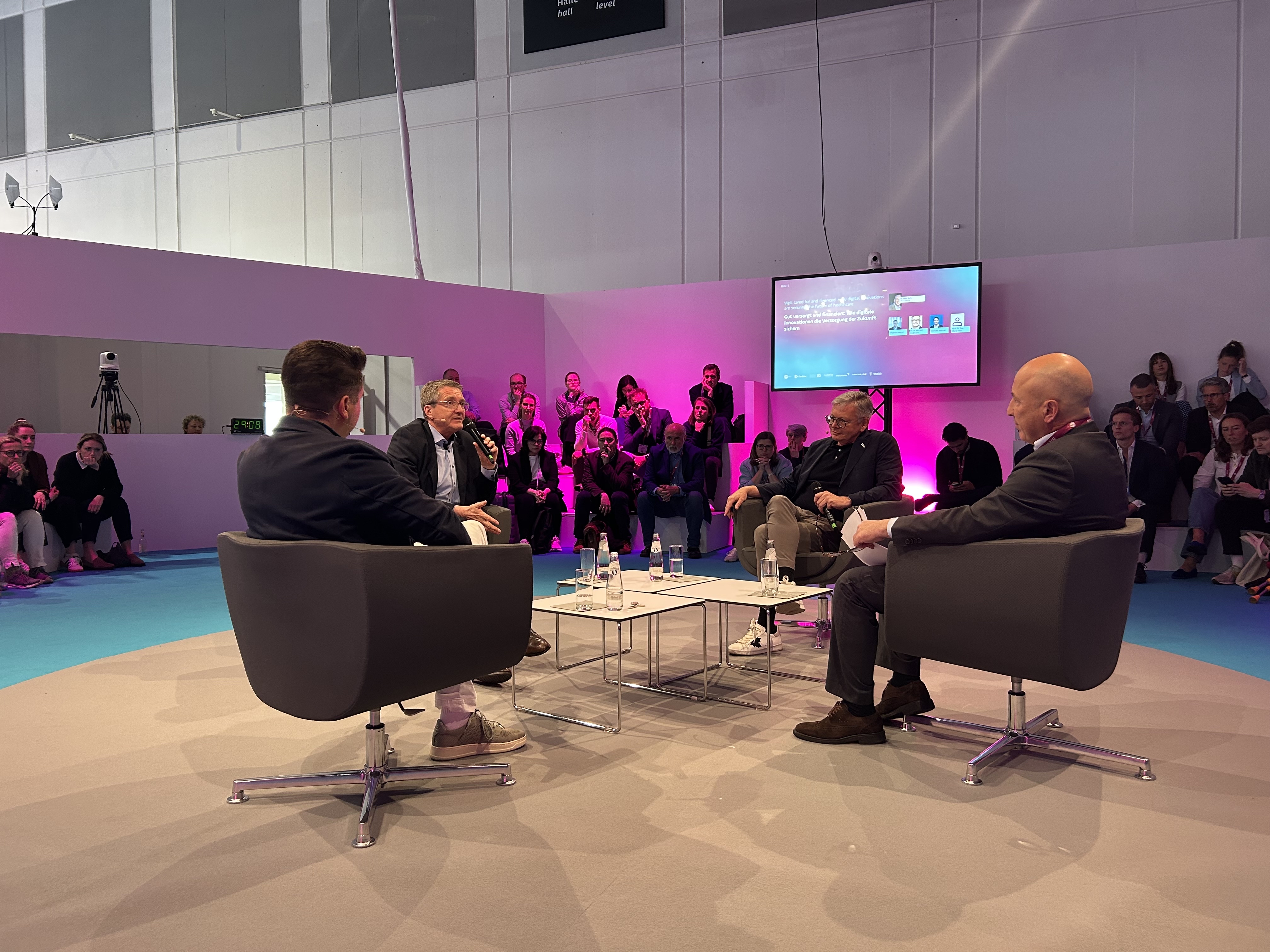 Thomas Ballast in der Gesprächsrunde mit Dominik Möchel (Doctolib), Dr. Dr. Michael Hubmann (BVKJ) und Moderator Dr. Mani Rafii (v.l.n.r.)