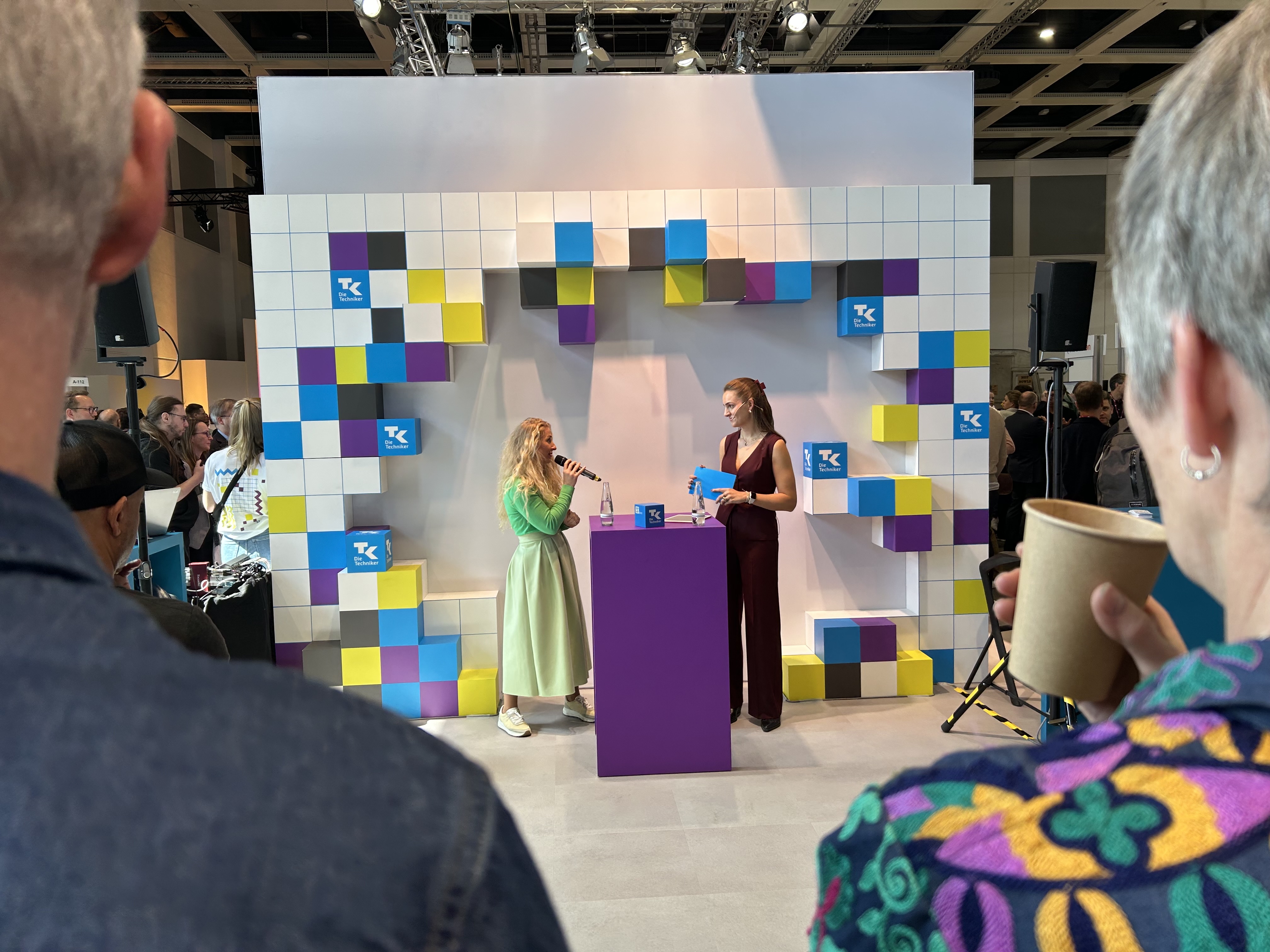 Julia Neuen, Gründerin von Peaches,  im Gespräch mit Moderatorin Paula Mennighaus