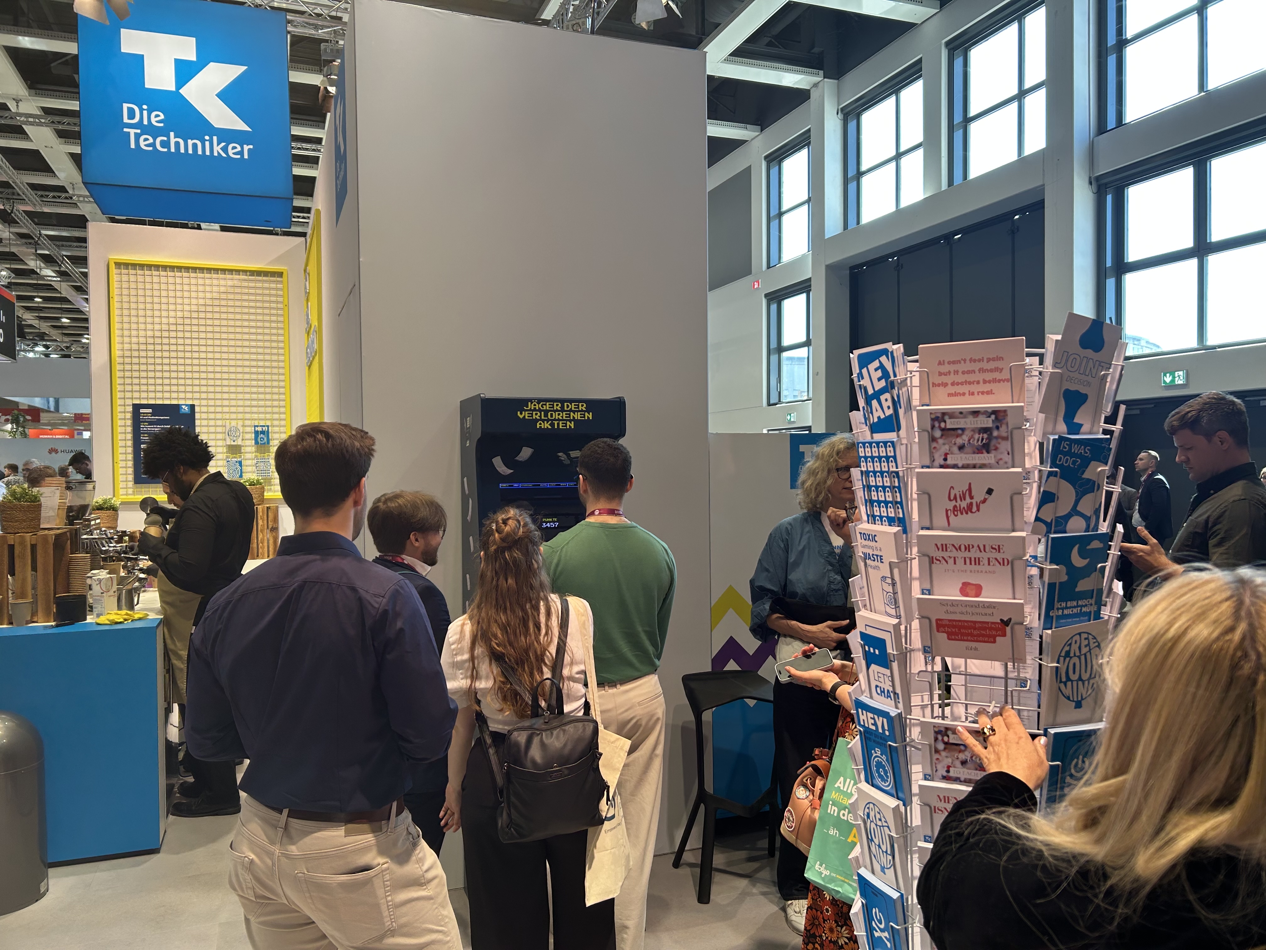 Messebesucher:innen am TK-Stand