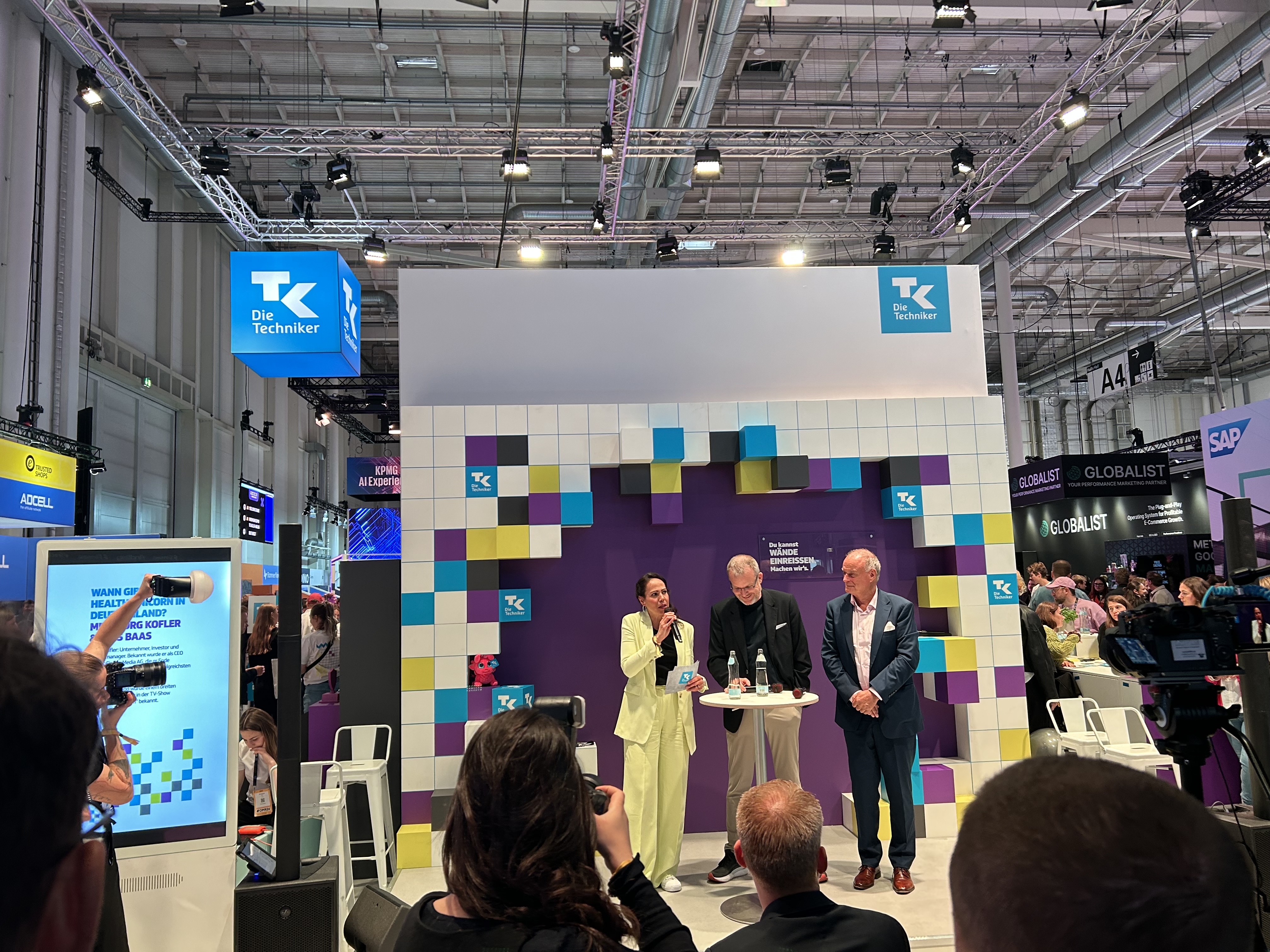 TK-Chef Jens Baas und Unternehmer Georg Kofler auf der TK-Bühne (Fotocredit: Elisa Noel Fiedler und Liv Plotz für Die Techniker)