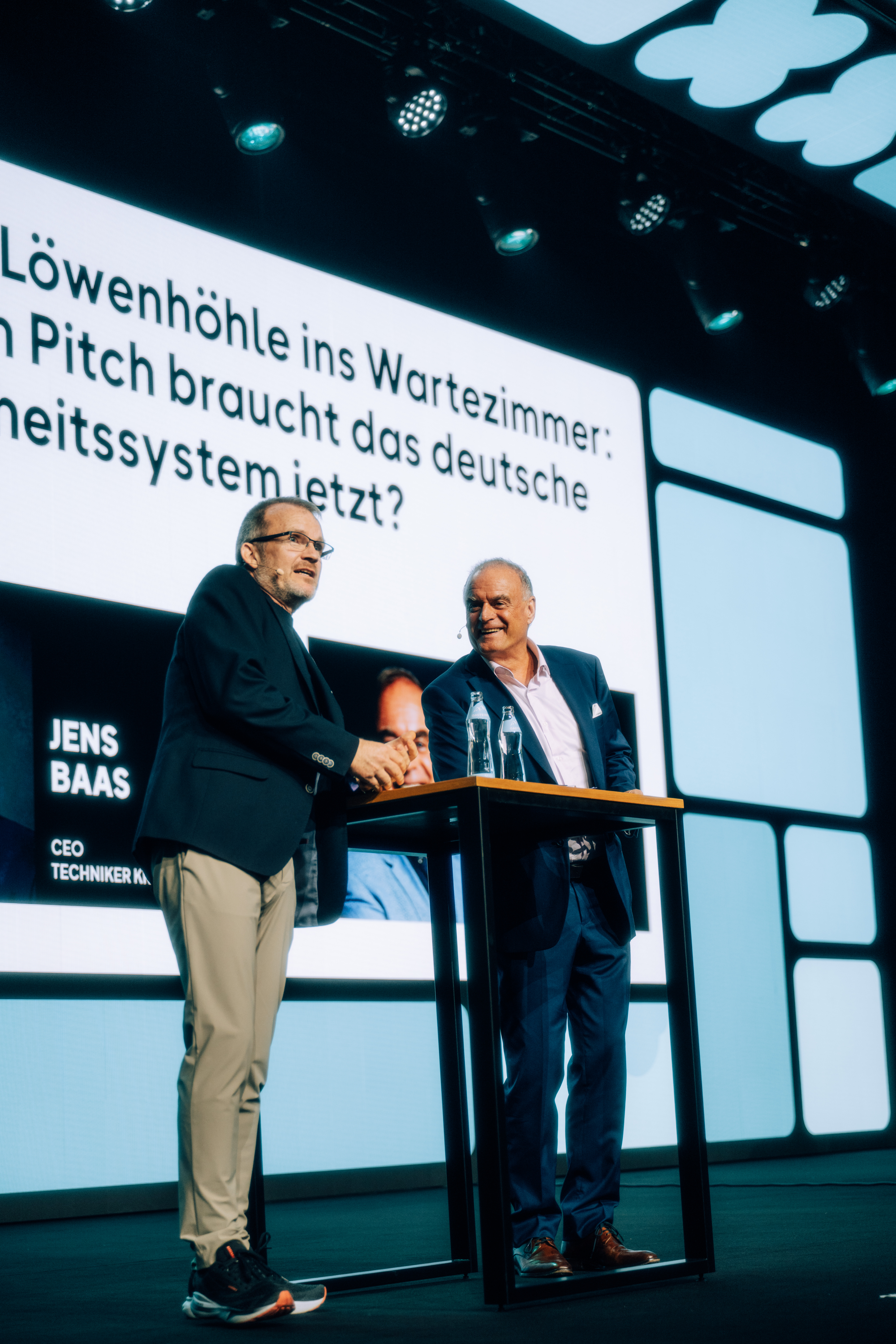 TK-Chef Jens Baas und Unternehmer Georg Kofler im Talk zur Frage, welchen Pitch das deutsche Gesundheitssystem jetzt braucht (Fotocredit: Elisa Noel Fiedler und Liv Plotz für Die Techniker)