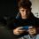 Jugendlicher am Handy