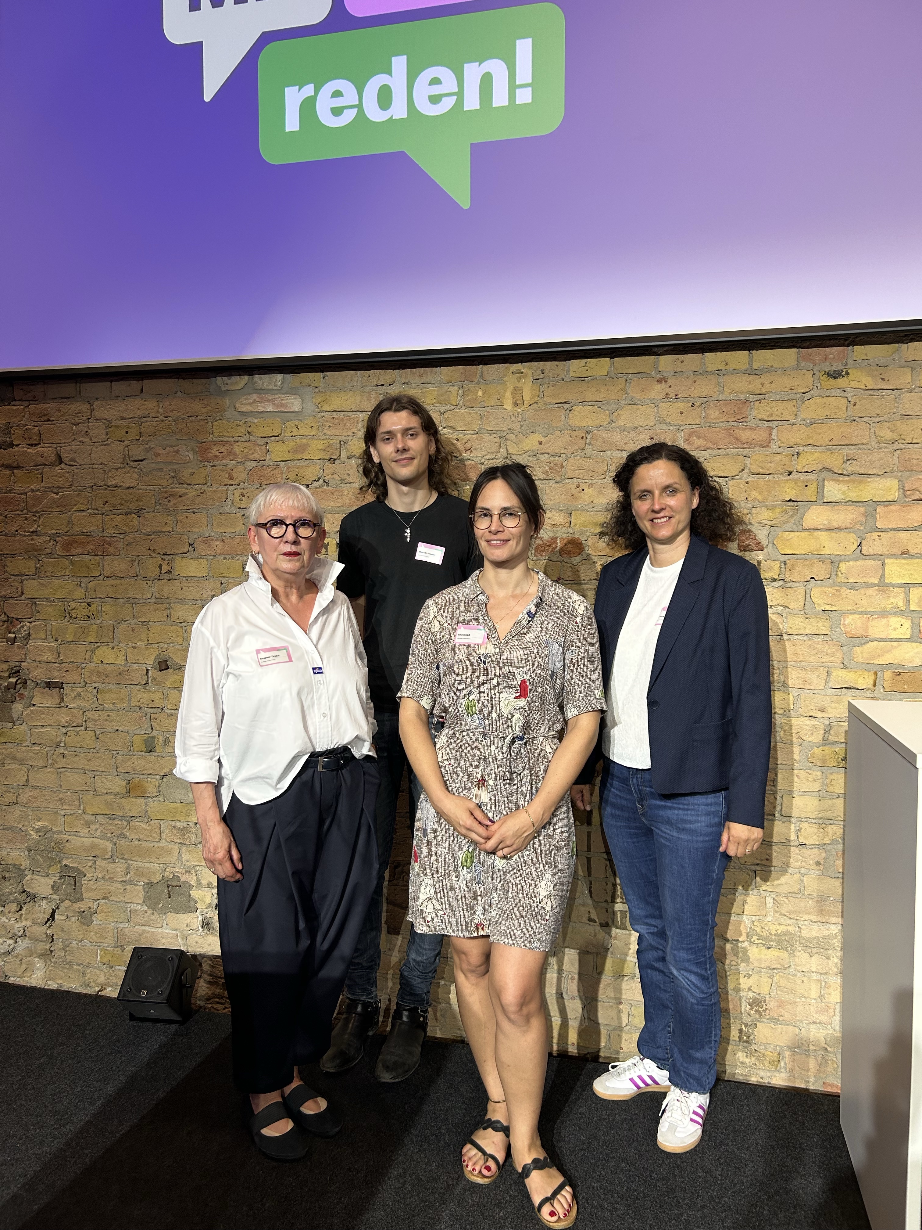 Von links nach rechts: Dagmar Zeppa, Selbstverwalterin der TK, Elias Arne Lindemann, Auszubildender bei der TK, Laura Süß, Auszubildende bei der TK, Dr. Anne Thomas, Selbstverwalterin der TK. ©sympathiefilm/Kathrin Heller