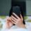 Frau mit Handy